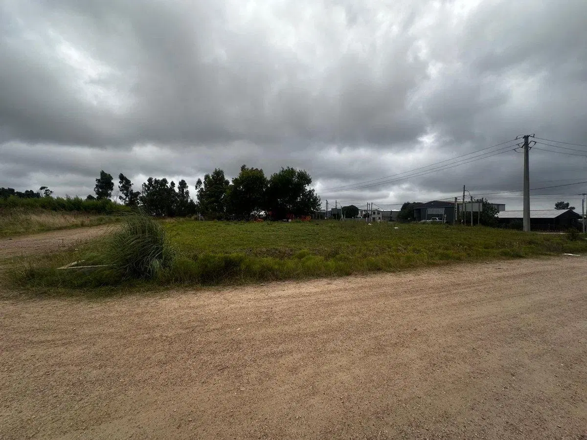 Venta de terreno en zona residencial de Pando 8