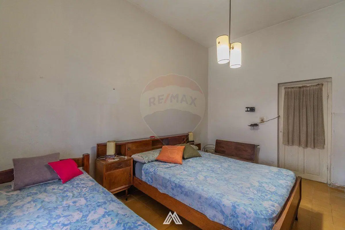 Venta de casa con 2 dormitorios y fondo en Pando 3