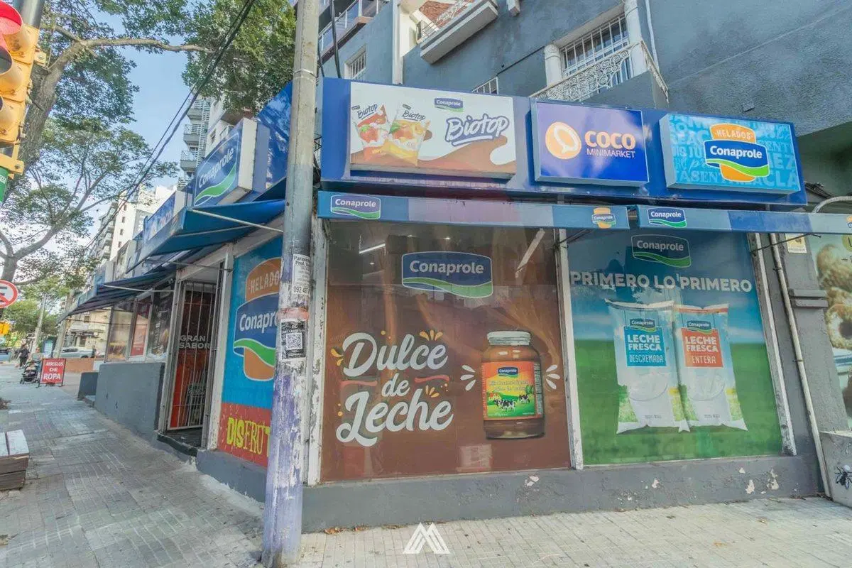 VENTA LOCAL COMERCIAL EN PUNTA CARRETAS CON RENTA 4