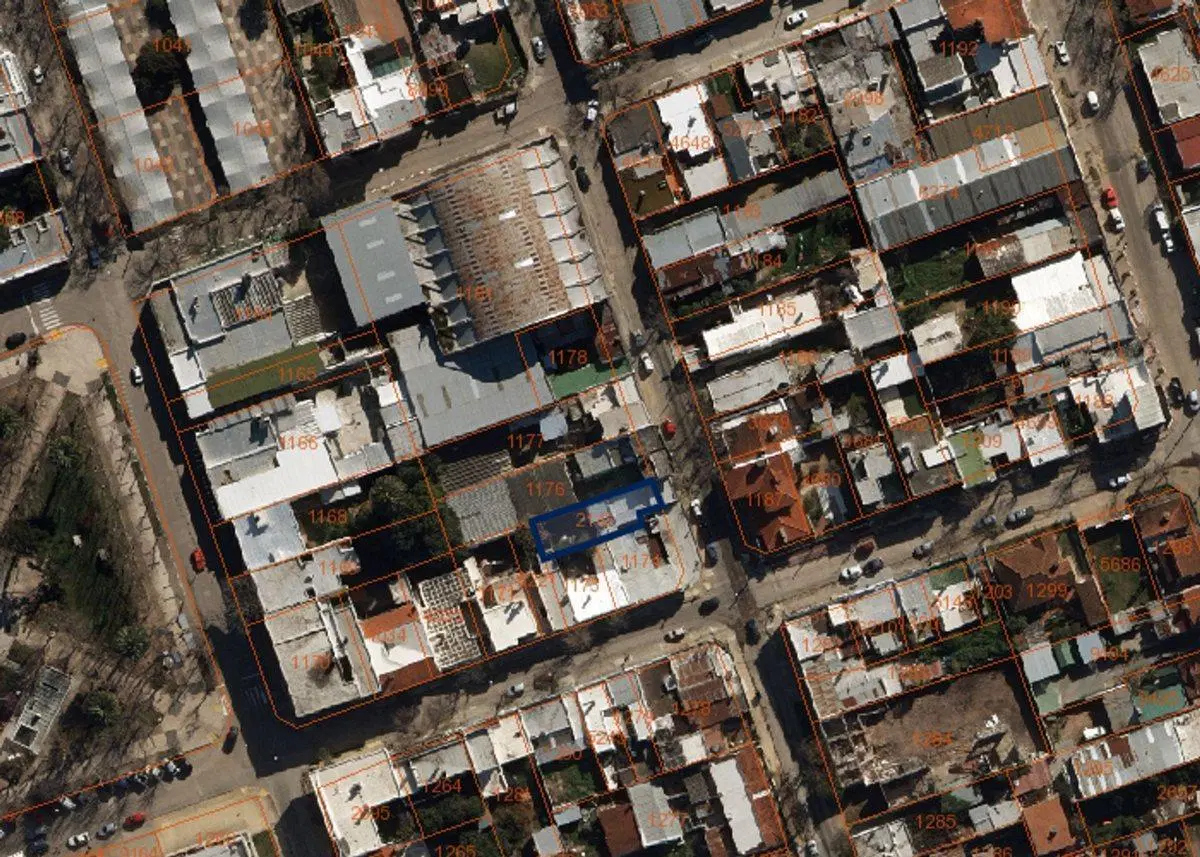 Venta de terreno con construcción en Pando 2