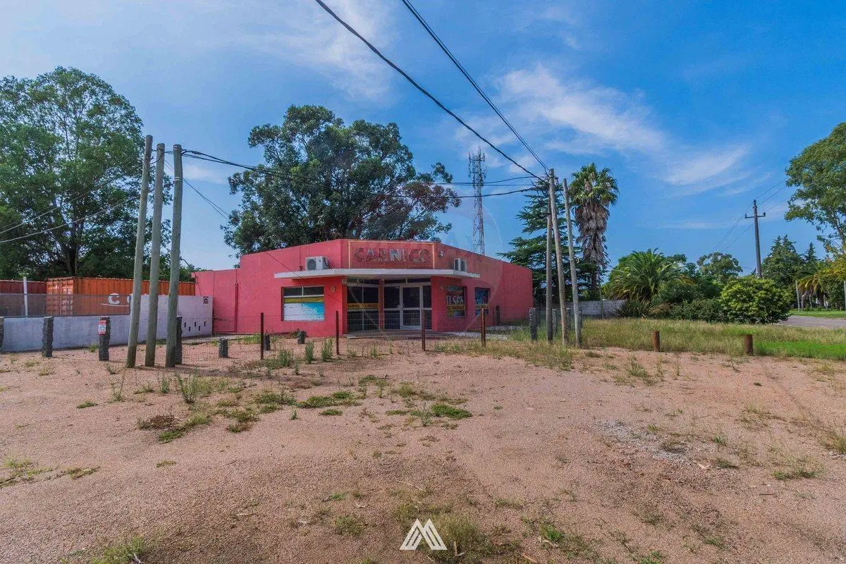 Venta de Local Comercial en esquina La Foresta 2