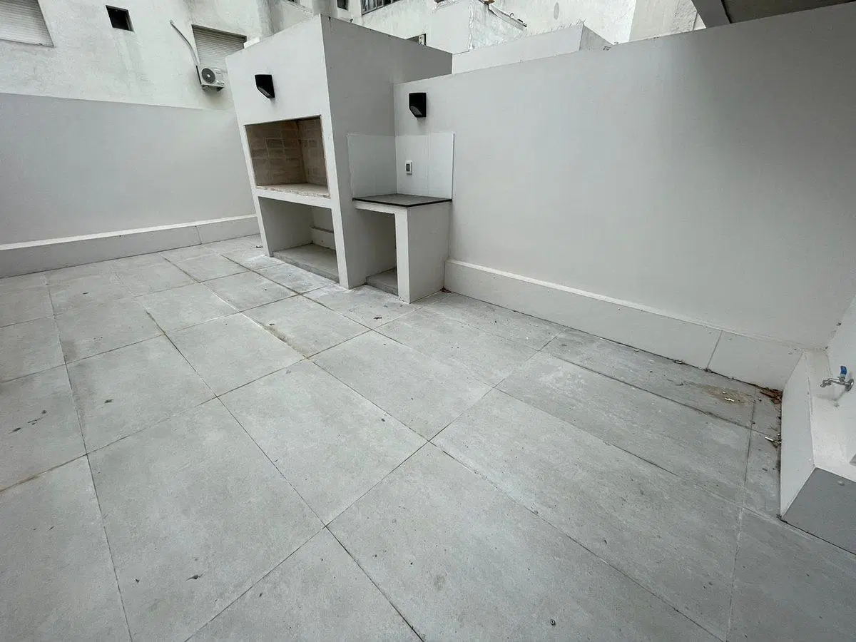Venta Pocitos 1 dorm.c/patio, parrillero y GGE 4