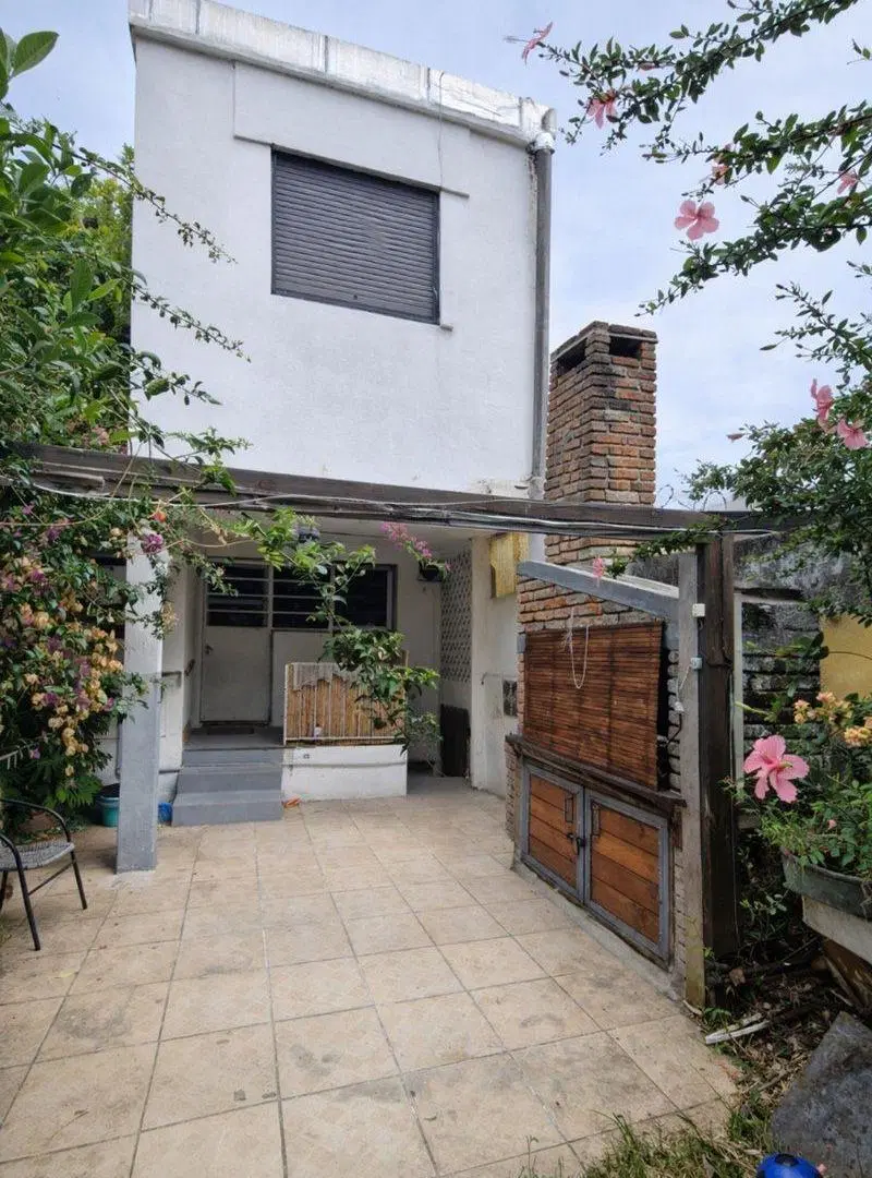 Venta casa carrasco 2 dorm. baños jardín parrilla 5