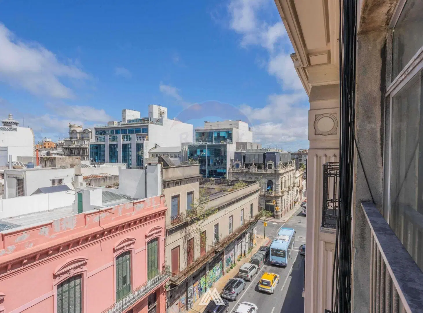 VENTA OFICINA CON RENTA Y GARAJE CIUDAD VIEJA 5