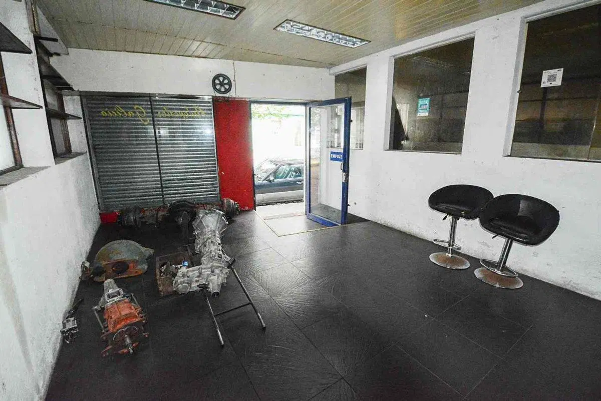 Venta depósito y local comercial en Cordón 2
