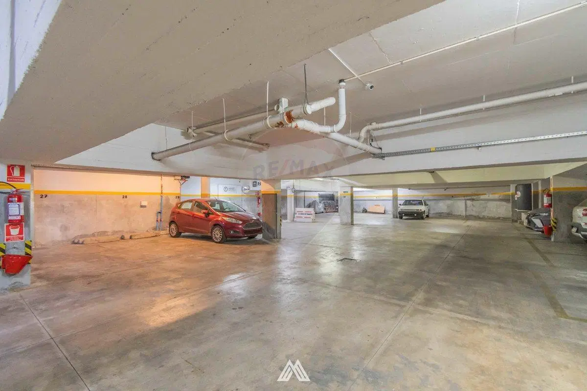 VENTA DE OFICINA  GARAGE PARQUE BATLLE  RENTA 7% 5