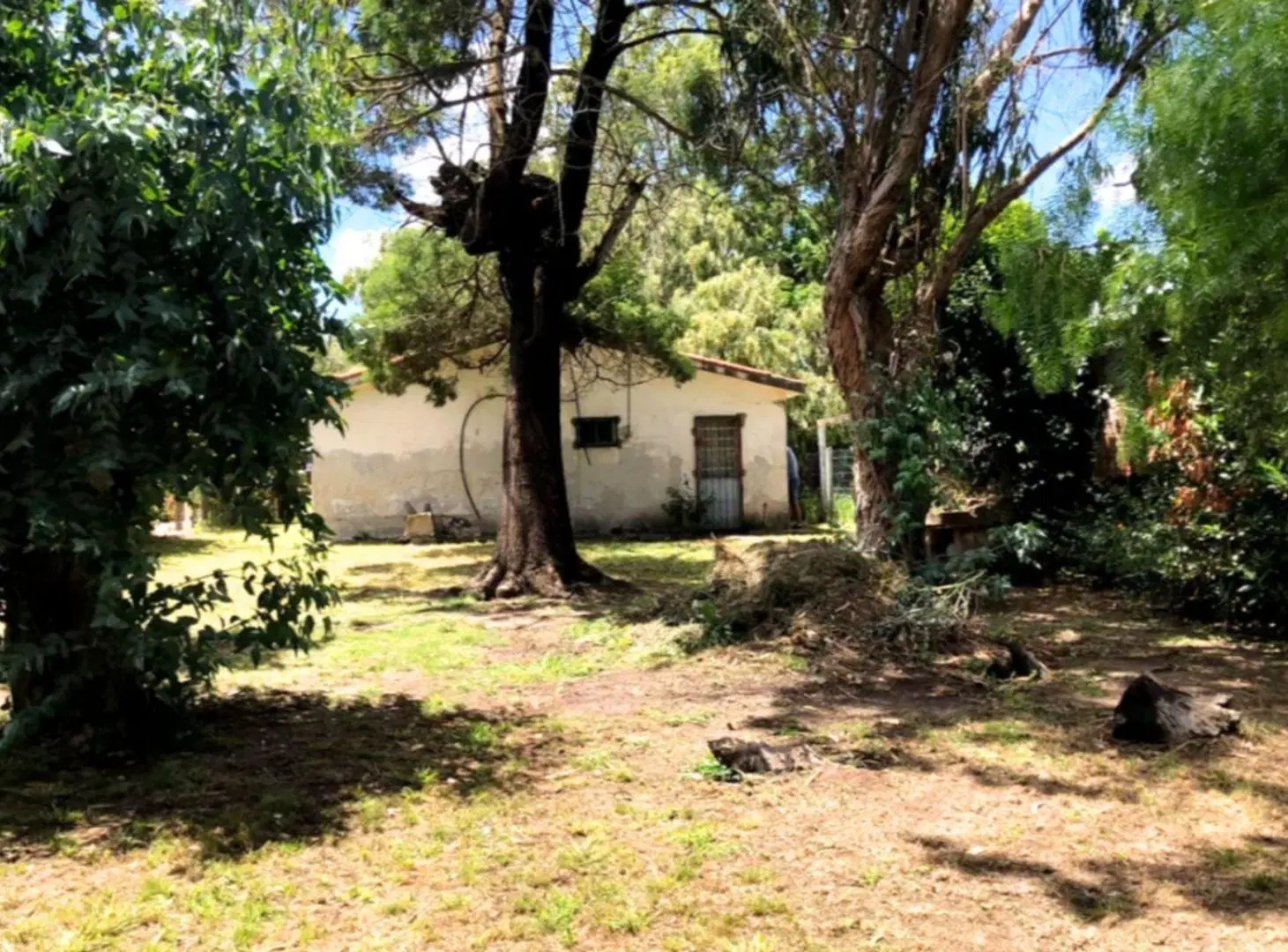 Venta terreno con mejoras en San Luis 2