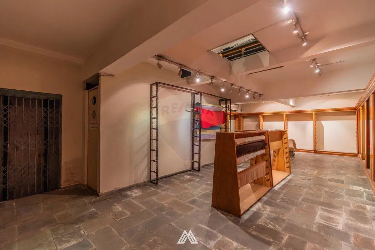 Gran local en VENTA! Barrio centro. 603 mts2! 8