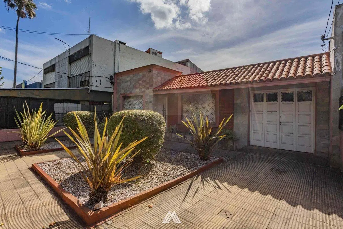 Venta casa 3 dormitorios, 2 baños. Brazo Oriental 3