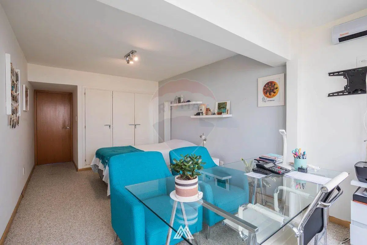VENTA PISO 3 DORM Y SERVICIO FRENTE AL MAR POCITOS 3