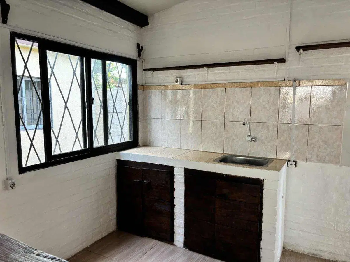 ALQUILER CASA 1 DORMITORIO Y COCHERA SAN LUIS 2