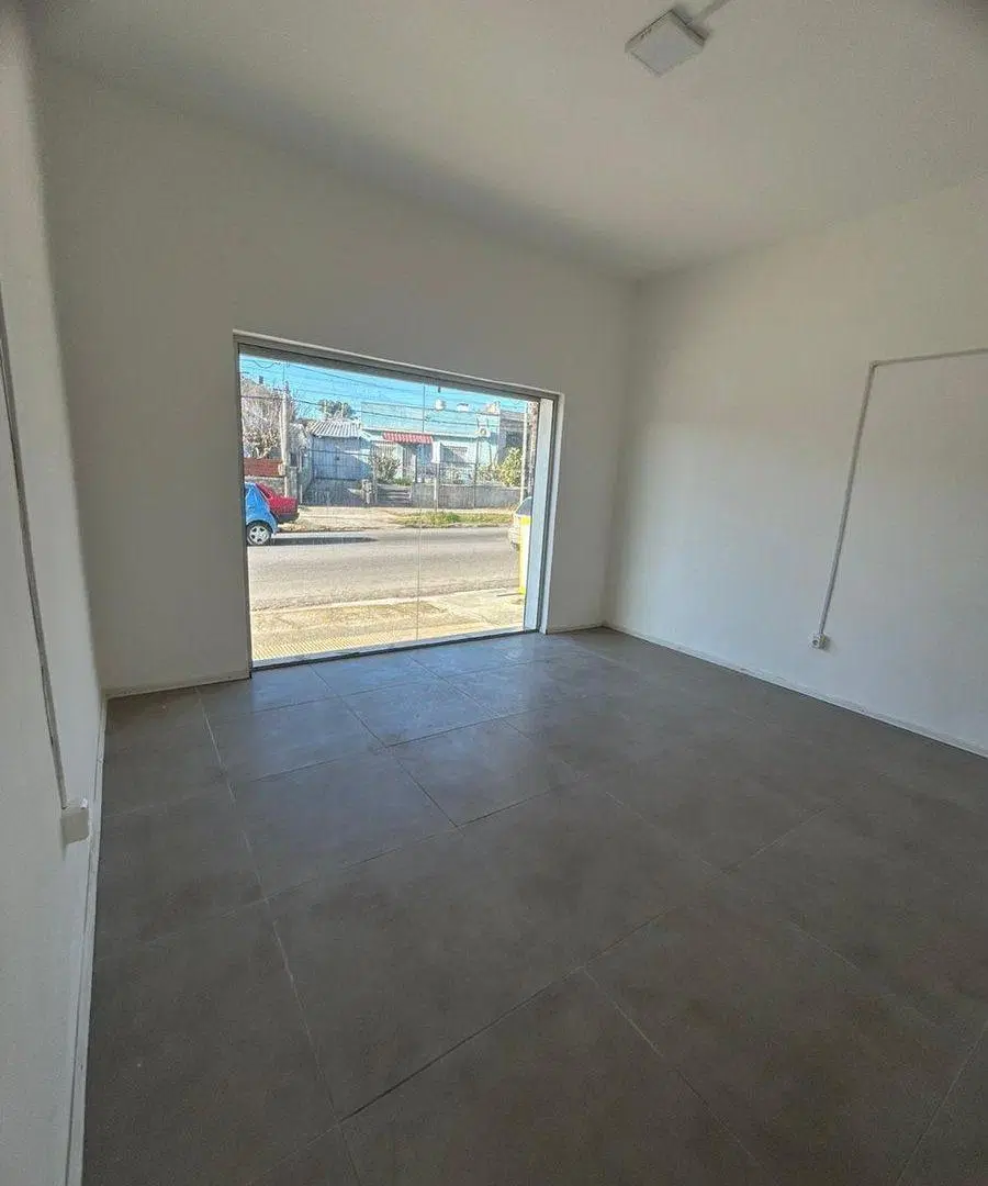 Se alquila local comercial en Av. Roosevelt, Pando 8