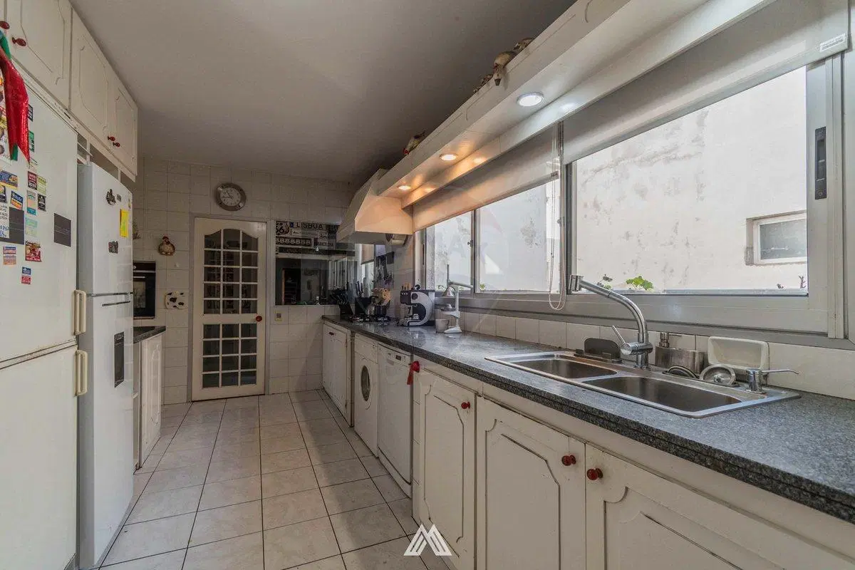 VENDE APARTAMENTO 4D + SERVICIO + 2GJE POCITOS 5