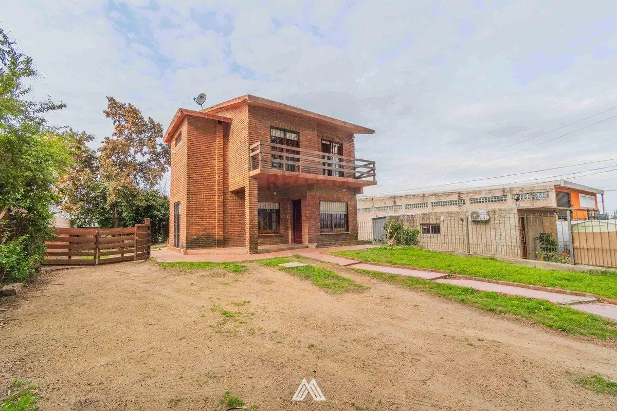 Venta casa 3 dormitorios en Pando con gran terreno 2
