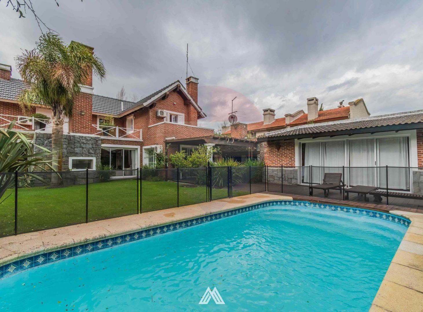 Foto de Venta casa jardines de carrasco 3 suites piscina, imagen 1