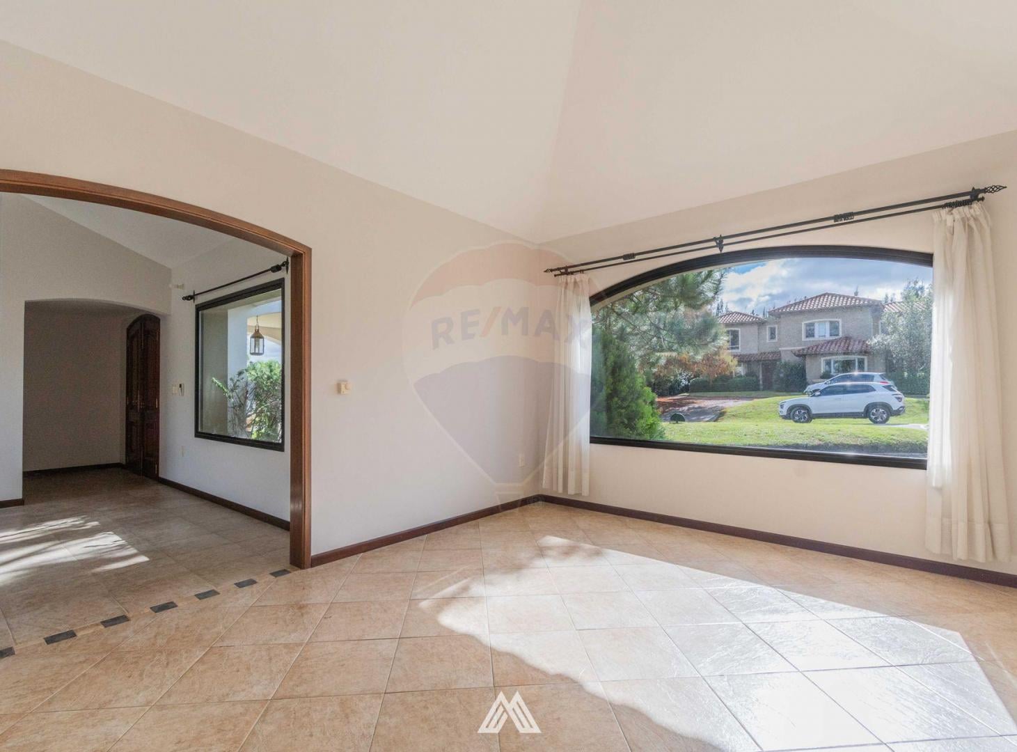 Foto de VENTA CASA EN ALTOS DE LA TAHONA CON RENTA 3 DORM, imagen 2