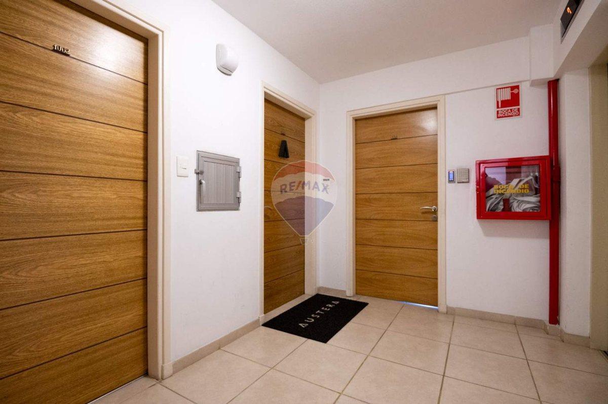 Foto de Venta oficina 2 garajes y 3 boxes Tres Cruces, imagen 3