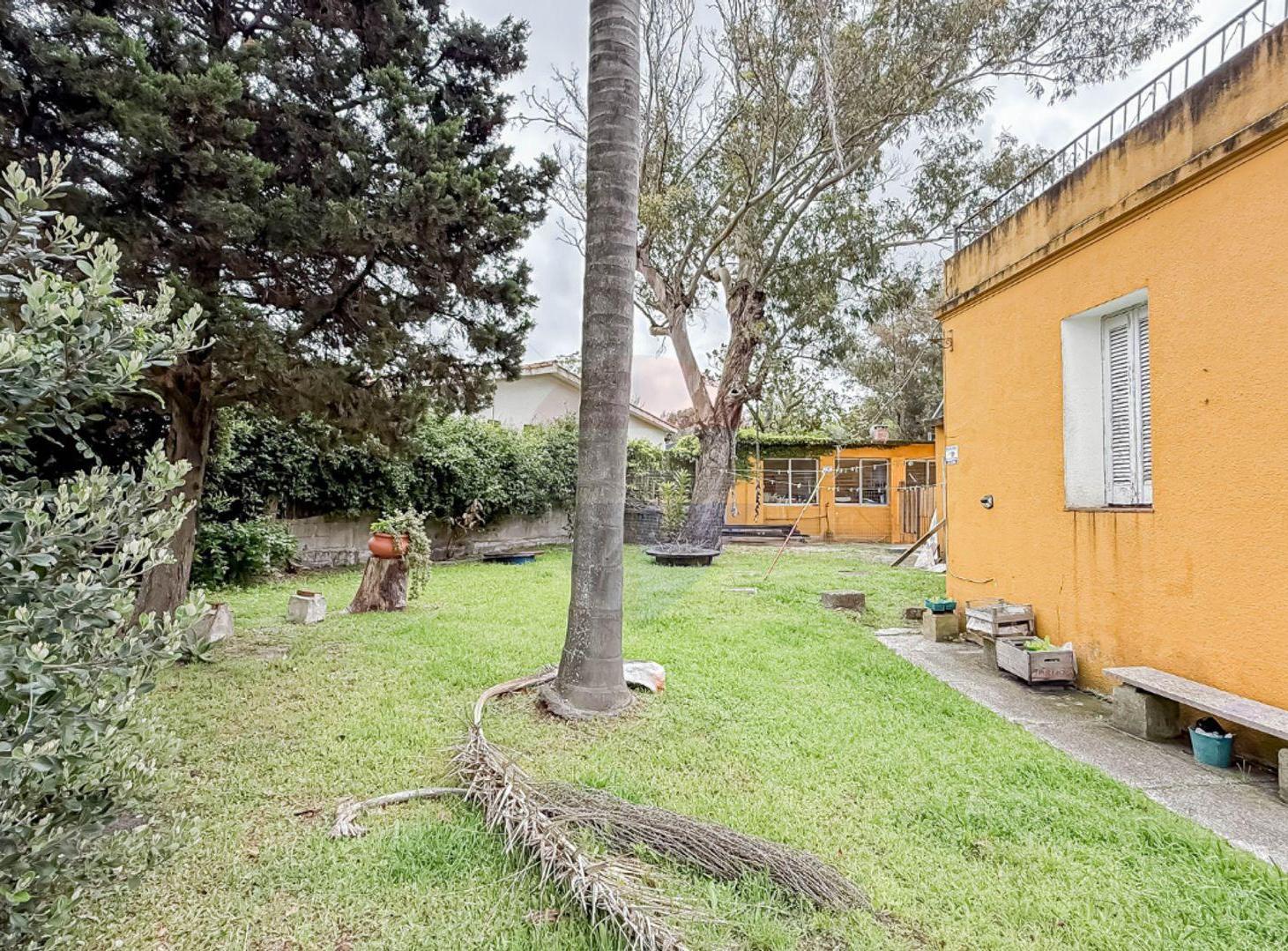 Foto de VENTA HERMOSA CASA 8 DORMITORIOS EN LA FLORESTA, imagen 1