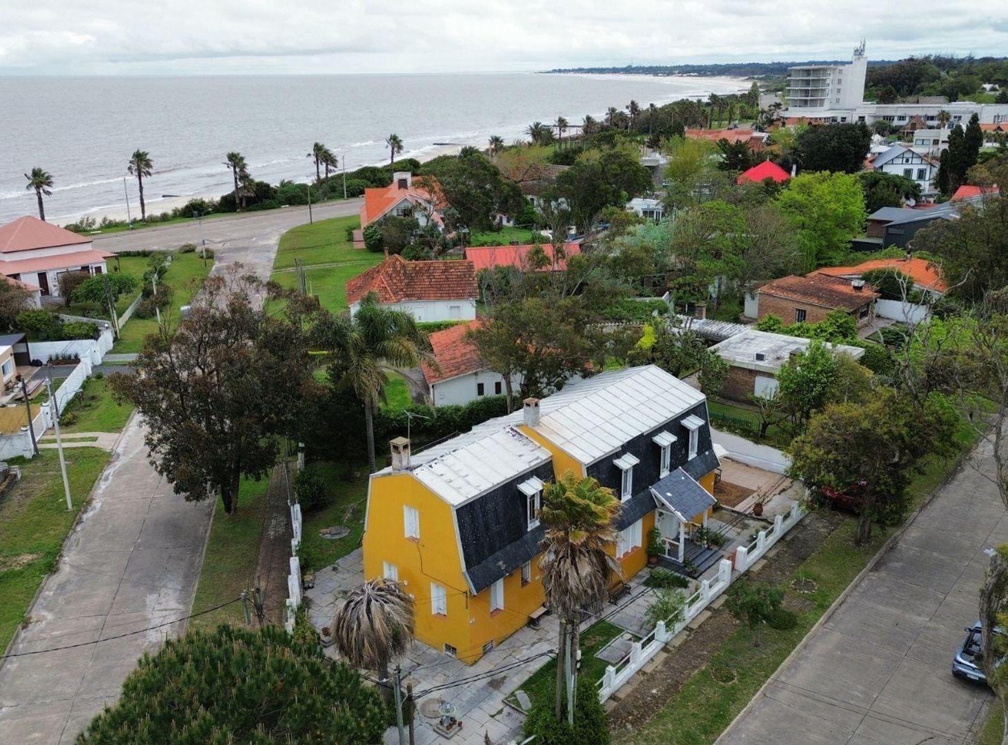 Foto de VENTA HERMOSA CASA 8 DORMITORIOS EN LA FLORESTA, imagen 2