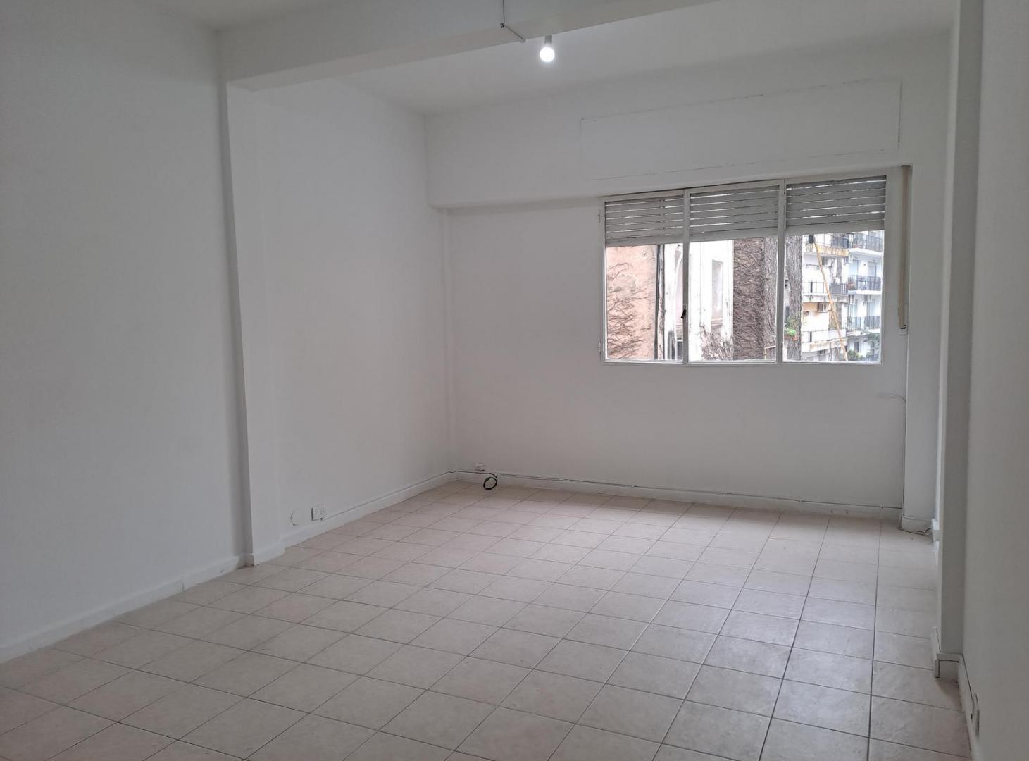 Foto de LUMINOSO Y AMPLIO MONOAMBIENTE COCINA APARTE Y LAVADERO, imagen 1
