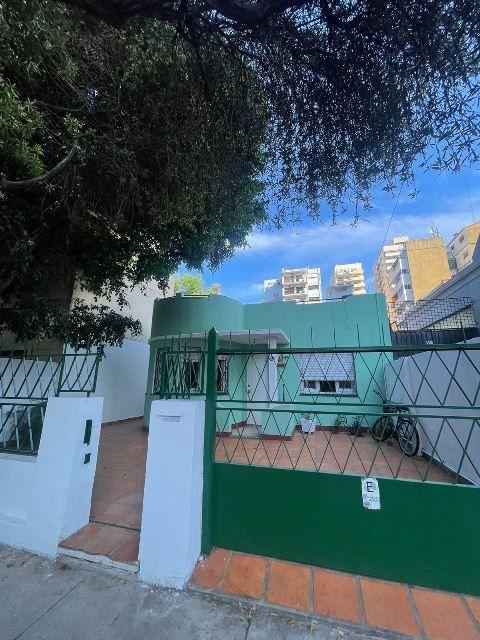 HERMOSA CASA 5 AMBIENTES - GRAN PATIO - TERRAZA - EXC. ESTAD
