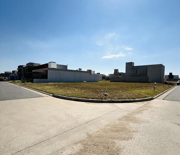 Colinas de Manantiales lote 252m2 Fondo Norte
