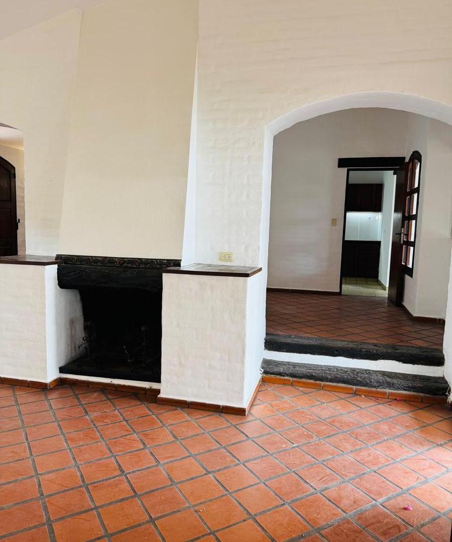 Foto de CASA DE ESTILO COLONIAL EN VENTA – BARRIO URCA, imagen 3
