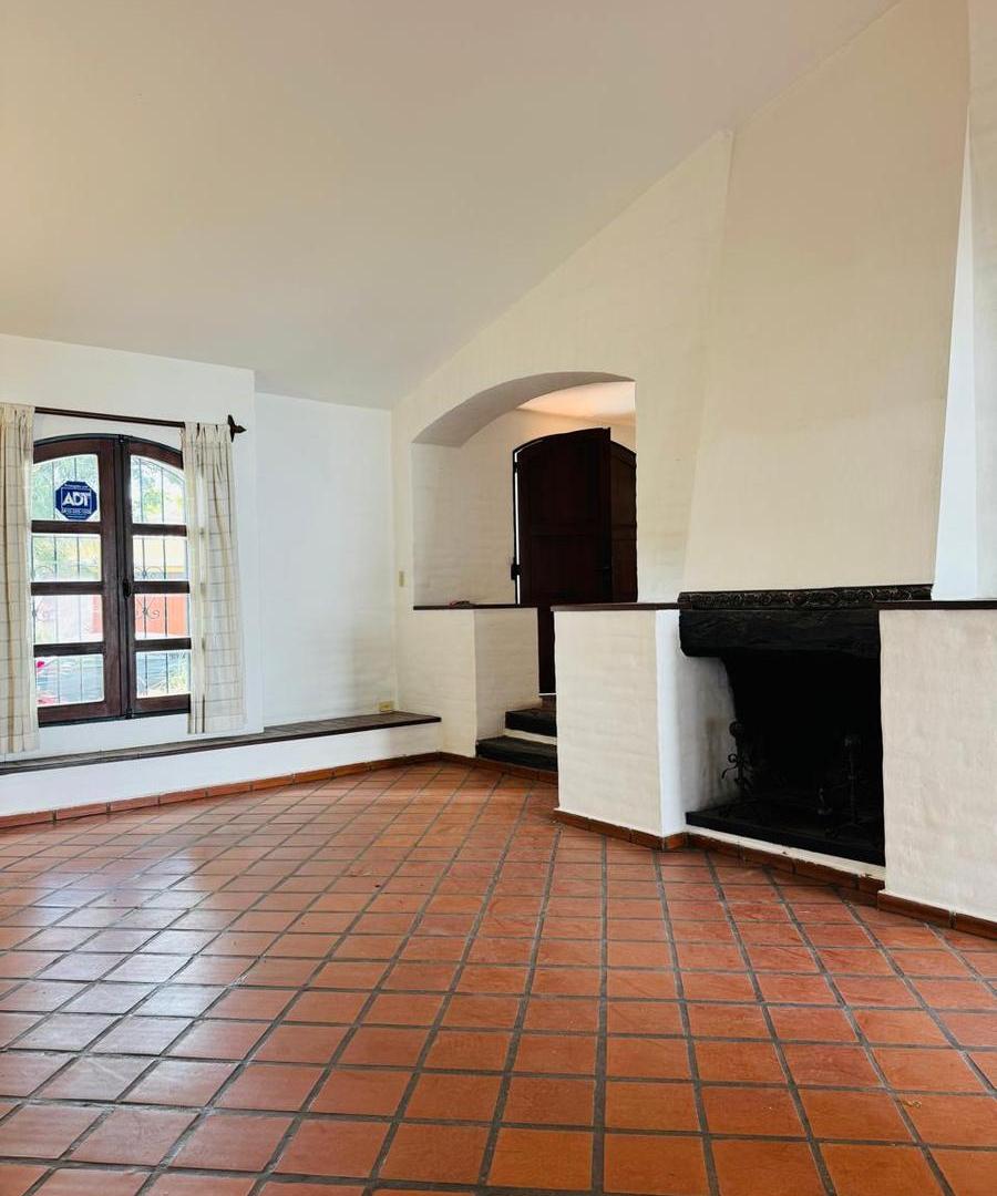 Foto de CASA DE ESTILO COLONIAL EN VENTA – BARRIO URCA, imagen 1