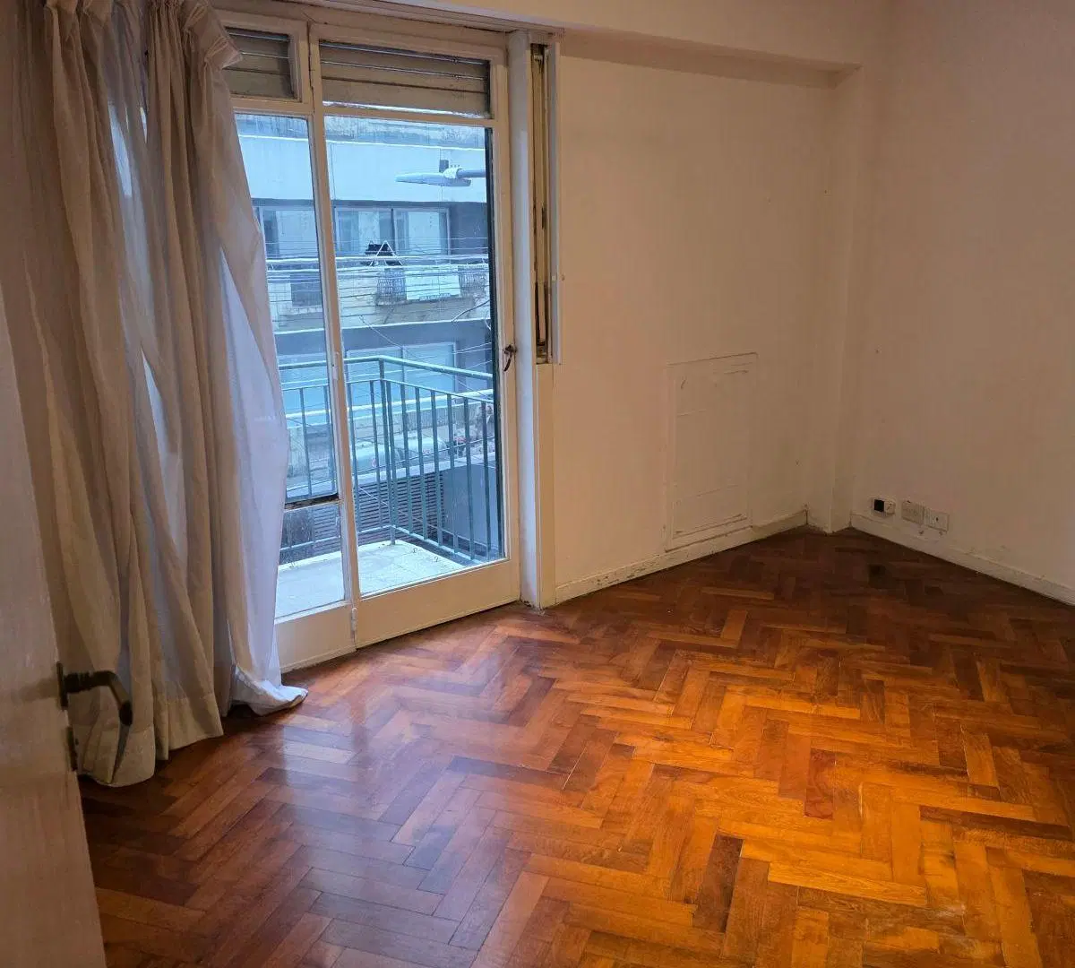 CHARCAS 2869 3 AMBIENTES MUY AMPLIO LIVING Y COMEDOR BALCON CORRIDO FRENTE p. 2° HABITAC y BAÑO SERV 3