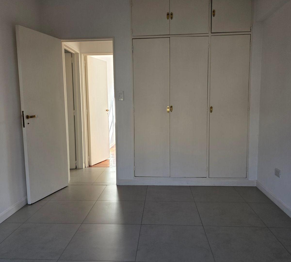 Foto de DEPARTAMENTO EN ALQUILER ALMAGRO 3 AMBIENTES BAÑO y TOIL HERMOSA COCINA, imagen 1