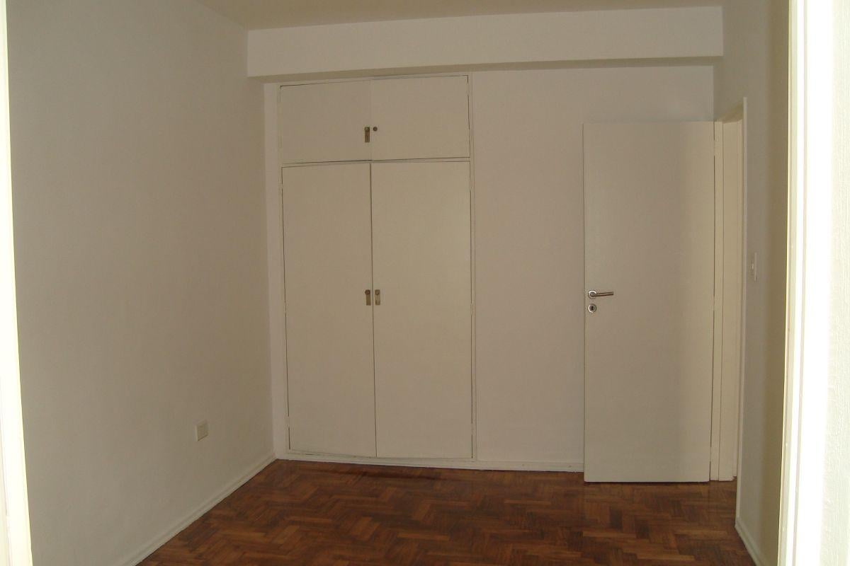 Foto de GUAYAQUIL 846 2 AMBIENTES PLANTA BAJA CON PATIO EXCELENTE ESTADO A, imagen 1