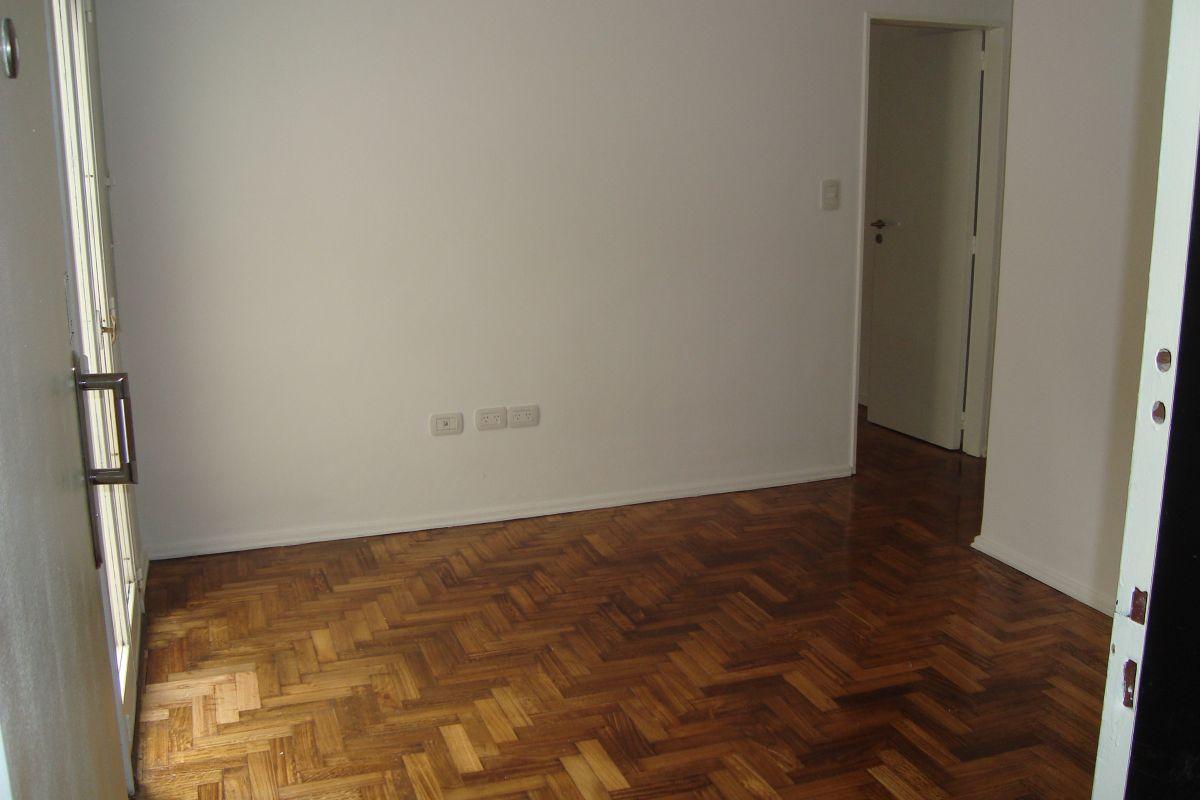 Foto de GUAYAQUIL 846 2 AMBIENTES PLANTA BAJA CON PATIO EXCELENTE ESTADO A, imagen 3