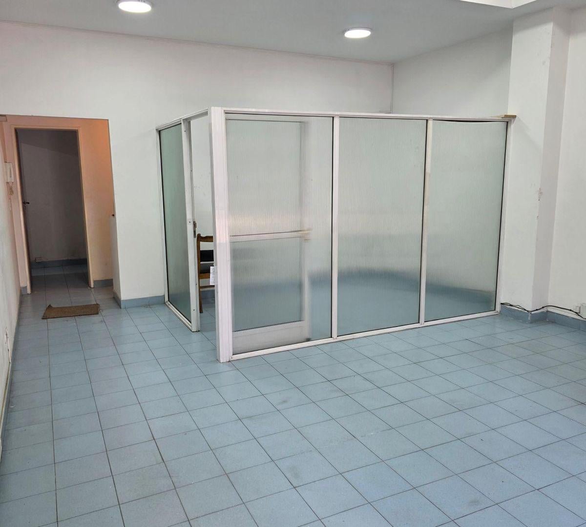 Foto de LOCAL EN ALQUILER AV BOEDO 386 MUY COMERCIAL 40m2 + SOTANO 50m2 y 2, imagen 4
