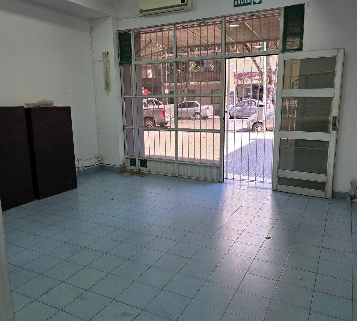 Foto de LOCAL EN ALQUILER AV BOEDO 386 MUY COMERCIAL 40m2 + SOTANO 50m2 y 2, imagen 1