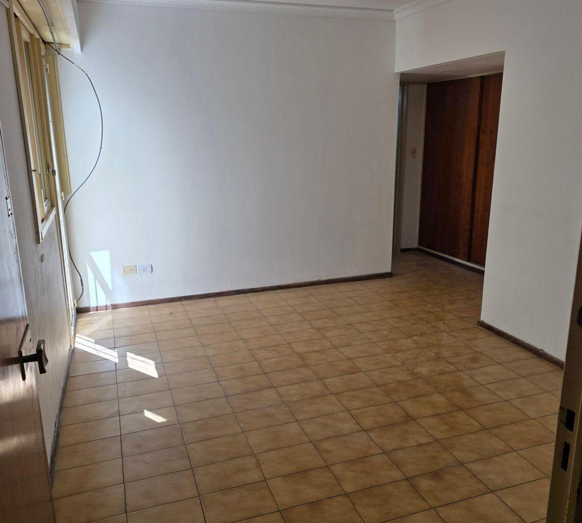 Foto de TTE GRAL PERON 3545 2 AMBIENTES MUY LUMINOSO LAVADERO SEPARADO, imagen 2