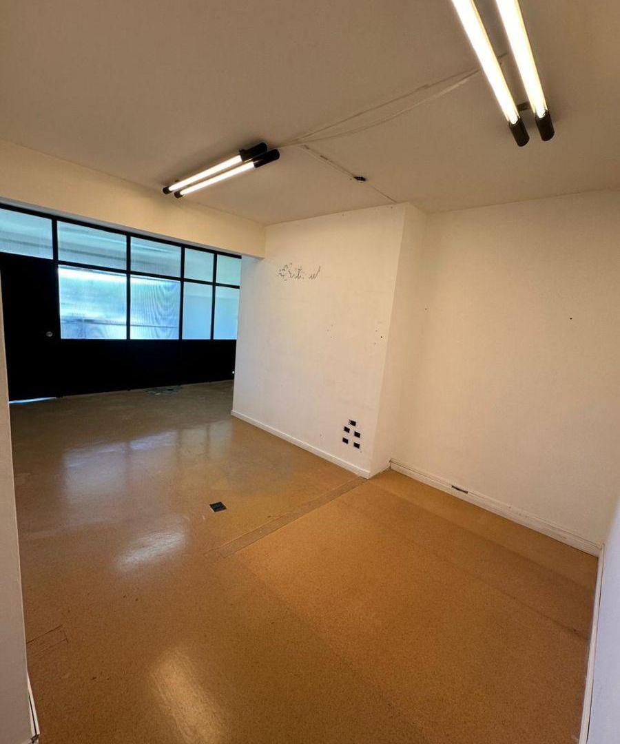 Excelente oficina piso cuarto al frente con mucha luz