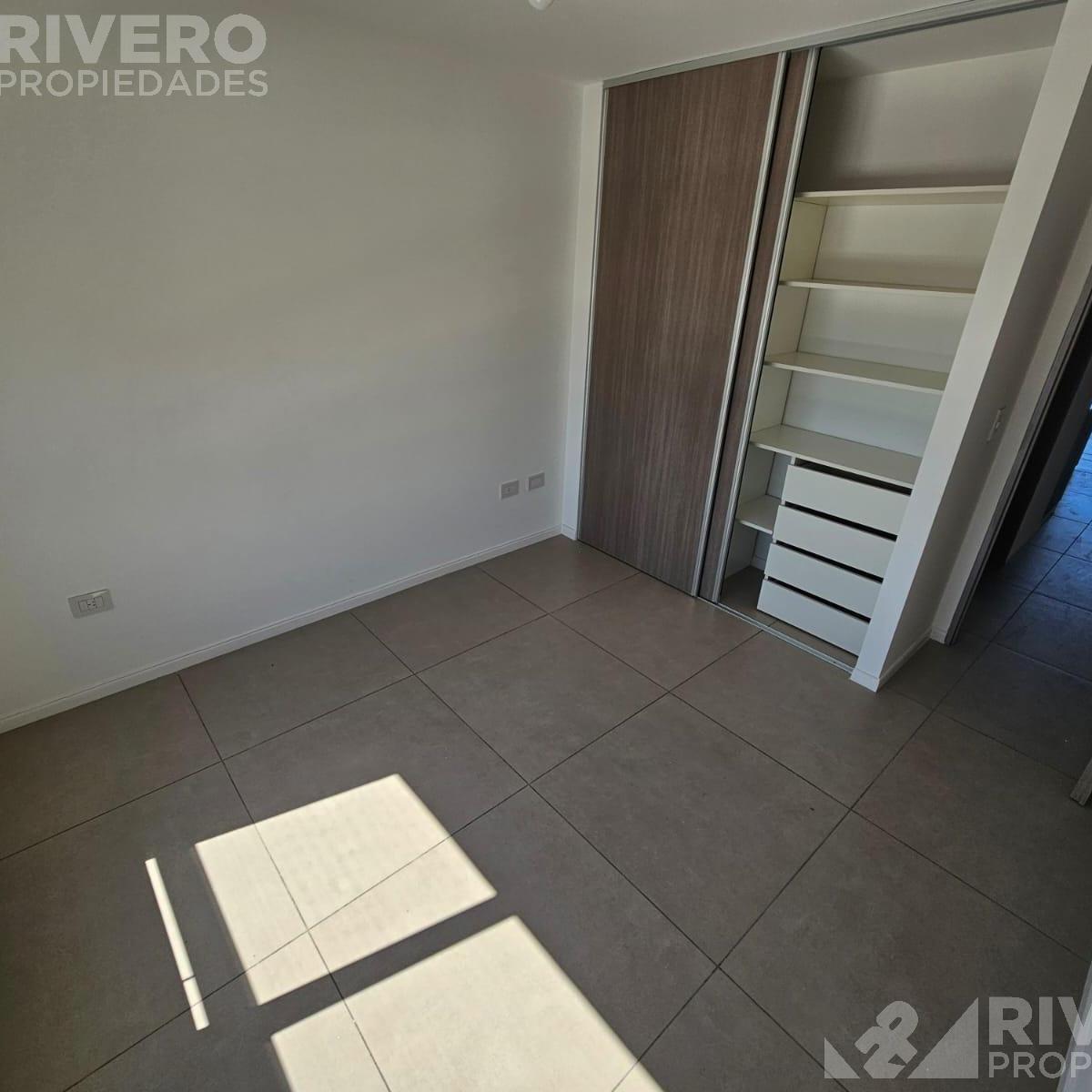 Foto de VENTA DEPARTAMENTO EN CASTELAR SUR- A MTS DE LA ESTACION, imagen 2