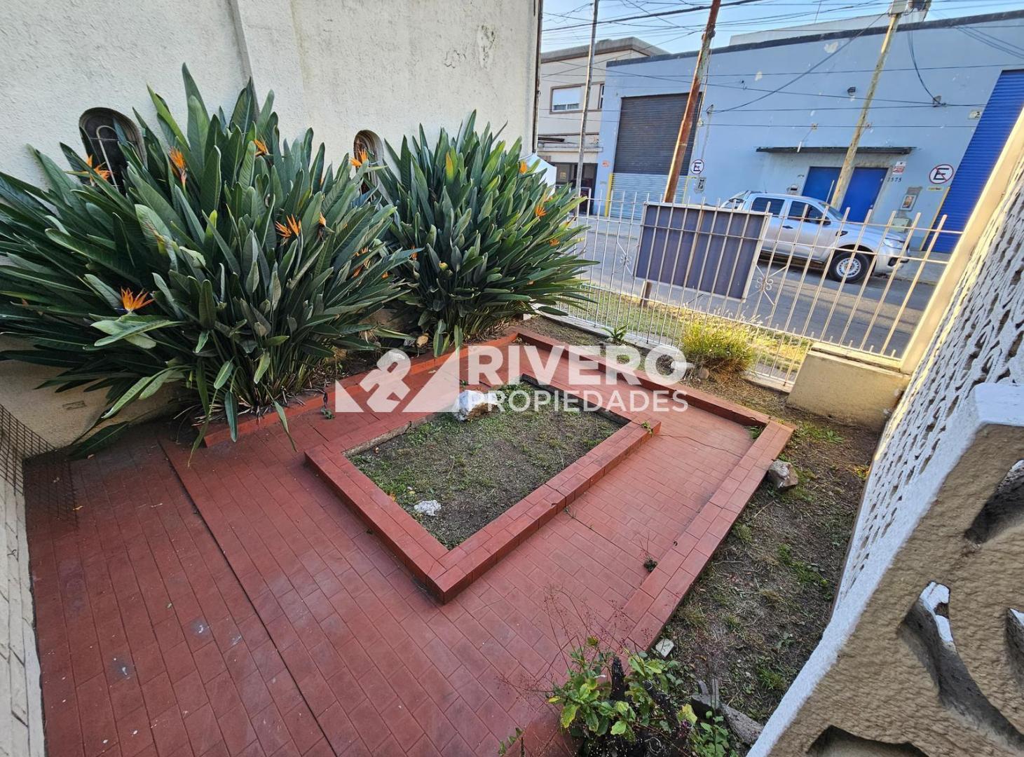 Casa en venta en moron norte - Casa sobre lote propio