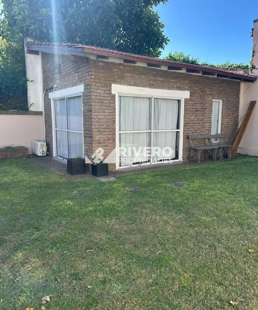 CASA EN VENTA CASTELAR NORTE - ESCUCHA OFERTA 3