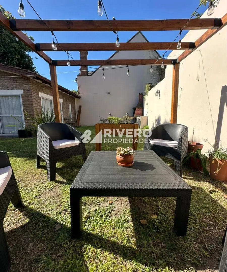 CASA EN VENTA CASTELAR NORTE - ESCUCHA OFERTA 2