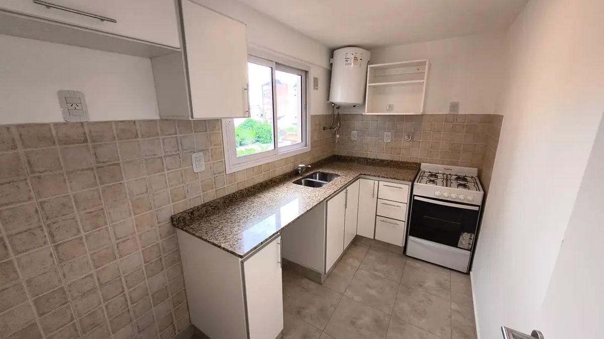 Foto de Departamento 2 ambientes con cochera en alquiler en moron sur, imagen 4