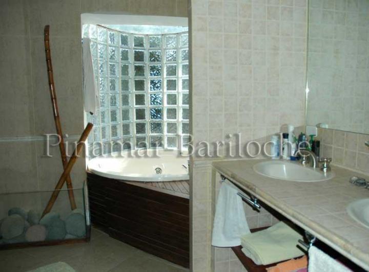 490 - Casa en alquiler Zona Golf de Pinamar con pileta climatizada