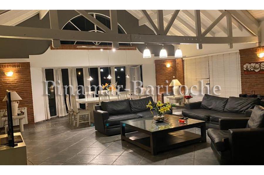 837 - Casa en Venta en Cariló con Piscina Climatizada y a m del Mar 2