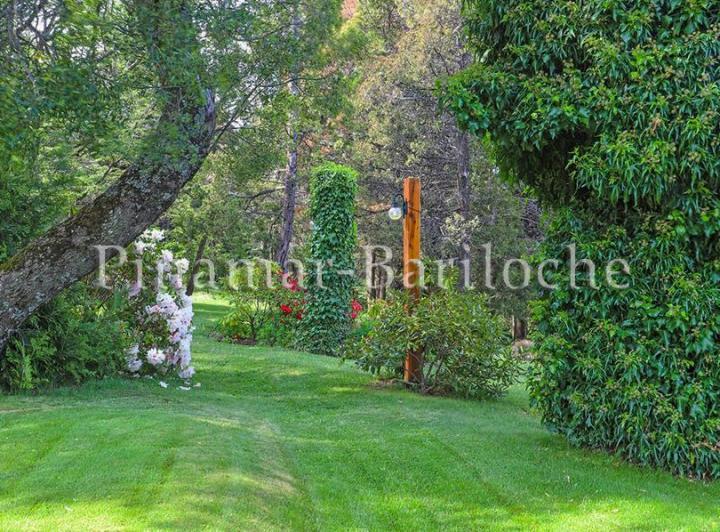 852 - Casa con piscina climatizada, costa de lago y muelle propio