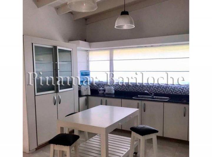 Foto de Casa en alquiler Pinamar Zona Centro con 4 dorm pileta climatizada - 438, imagen 2
