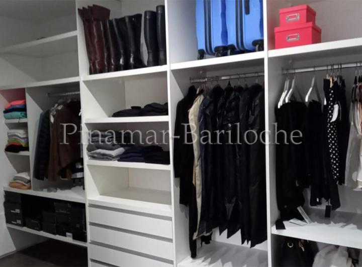 Chalet con pileta, 3 Dormitorios, Cochera doble techada - 1018