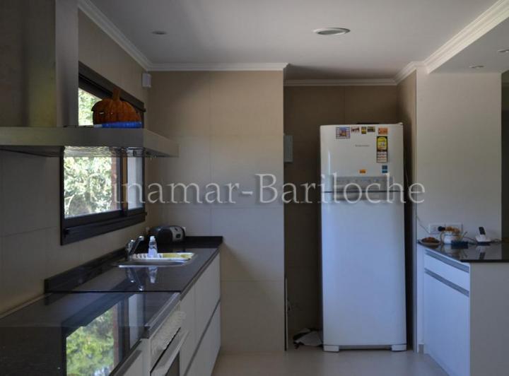 Foto de Casa en alquiler a metros del Mar en Cariló altura Parador Neruda -1004, imagen 1