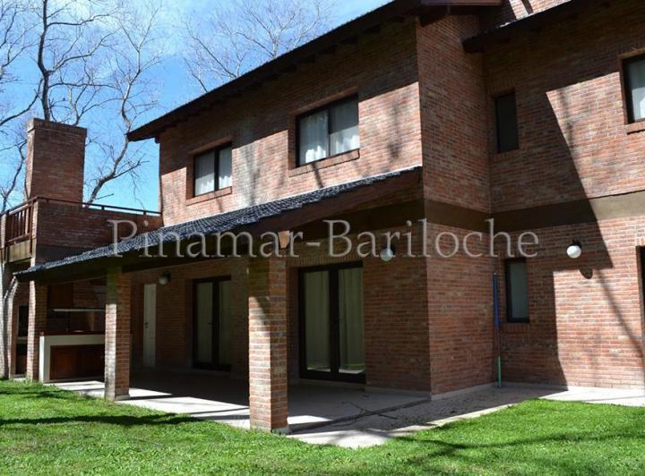 Casa en alquiler a metros del Mar en Cariló altura Parador Neruda -1004