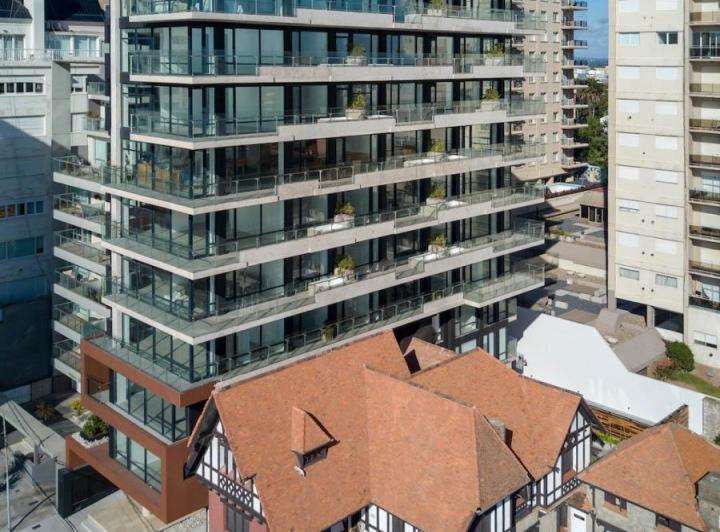 Departamento de 2 amb. con cochera y baulera en MALECON VARESE