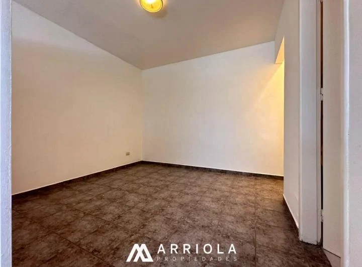 Monoambiente primer piso por escalera. PASO Y GUEMES 4